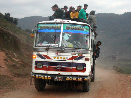 Xe khách ở vùng nông thôn Nepal.